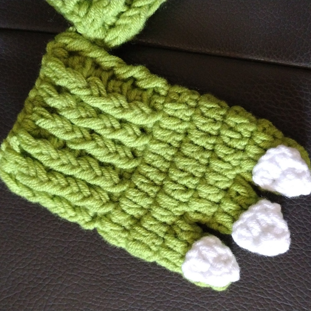 Baby Yoda Knit Baby Hat and Mittens Set - Picture 2 of 4